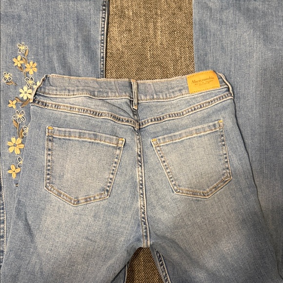 Abercrombie Kids Size 15/16 Medium Blue Floral Embroidered Jeans - Picture 3 of 5